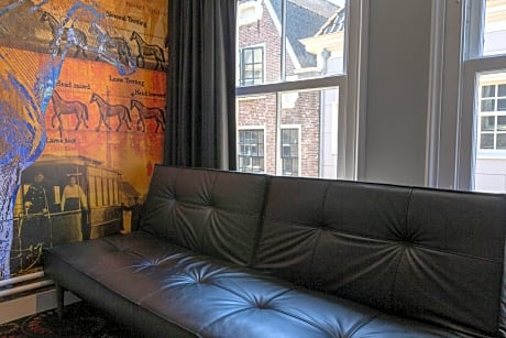 Studio Split Level (2 Twin Beds And 1 Queen Bed)