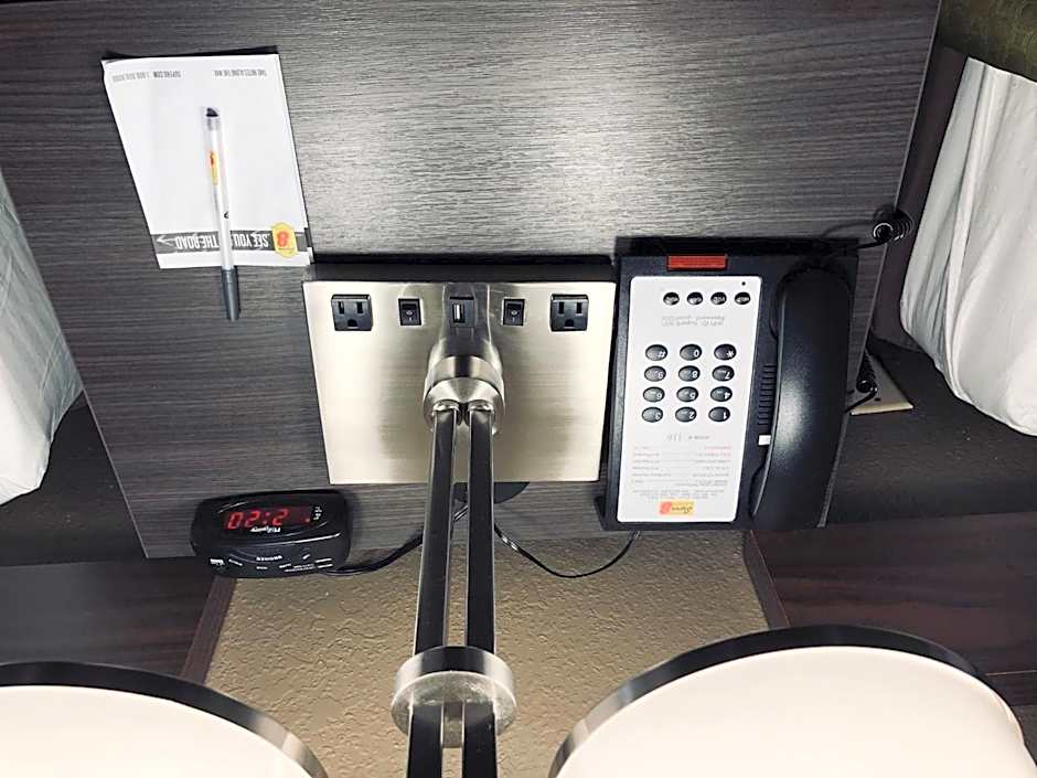 Super 8 by Wyndham Peru Starved Rock State Park