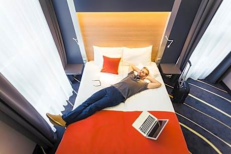 King Room with Lake View - Non-Smoking