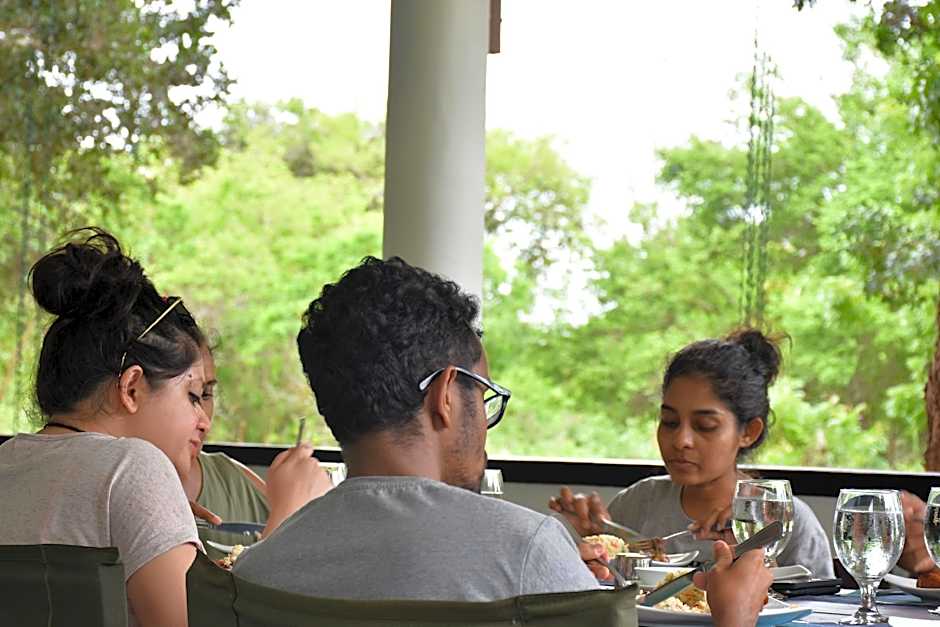 Funky Leopard Safari Lodge Bordering Yala National Park