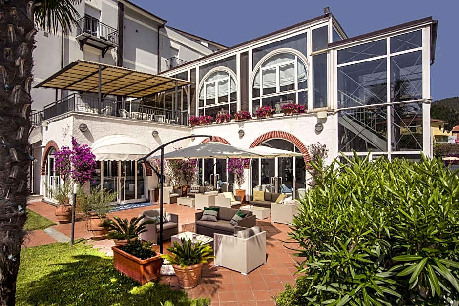 Hotel Riviera 3 Stelle con piscina estiva gratuita e garage a pagamento