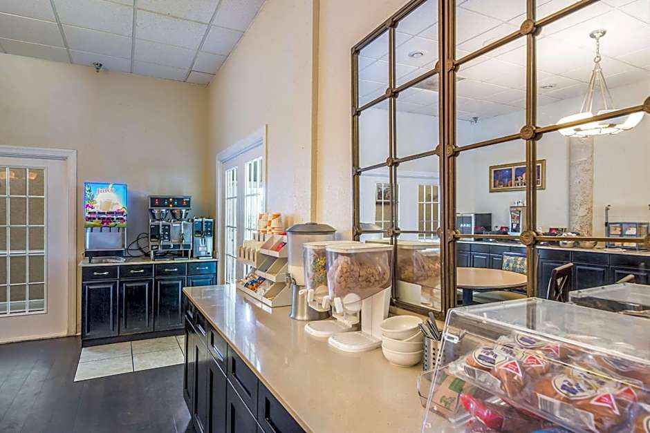 Clarion Inn & Suites Central Clearwater Beach