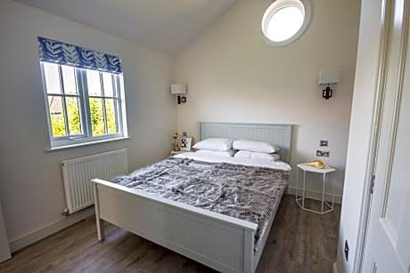 The Lakehouse 4 Berth