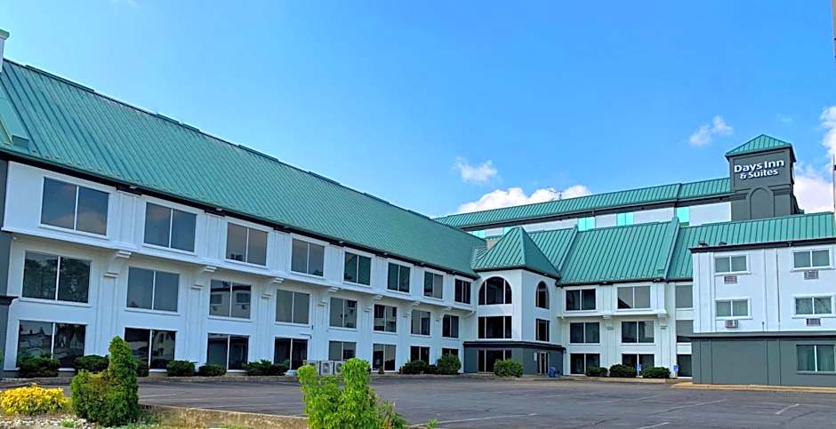 Days Inn & Suites by Wyndham Niagara Falls Centre St. By the Falls