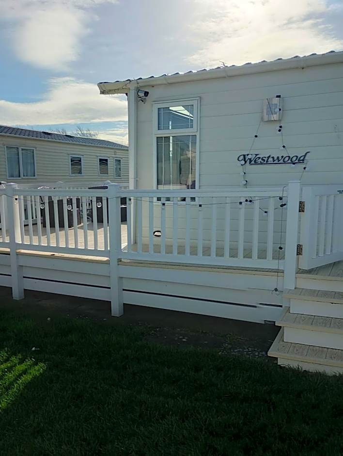 Luxury 2 bedroom caravan with large decking Close to beach