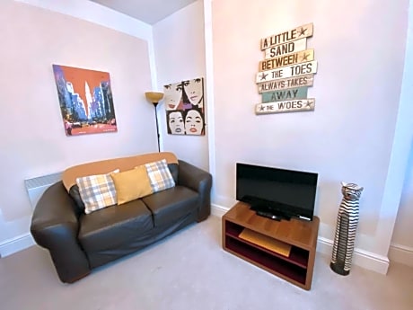 Blackpool Abode - The Buttercup Suite