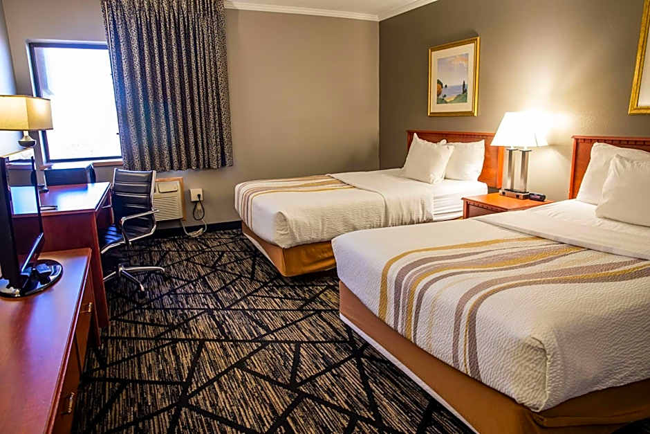 La Quinta Inn & Suites by Wyndham Milwaukee Airport / Oak Creek