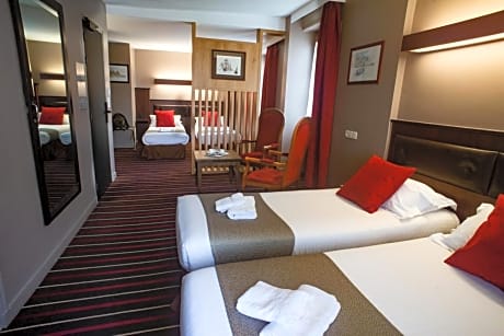 Superior Quadruple Room with Castle View