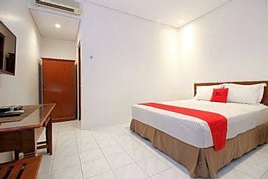 RedDoorz Plus near Alun Alun Selatan 2