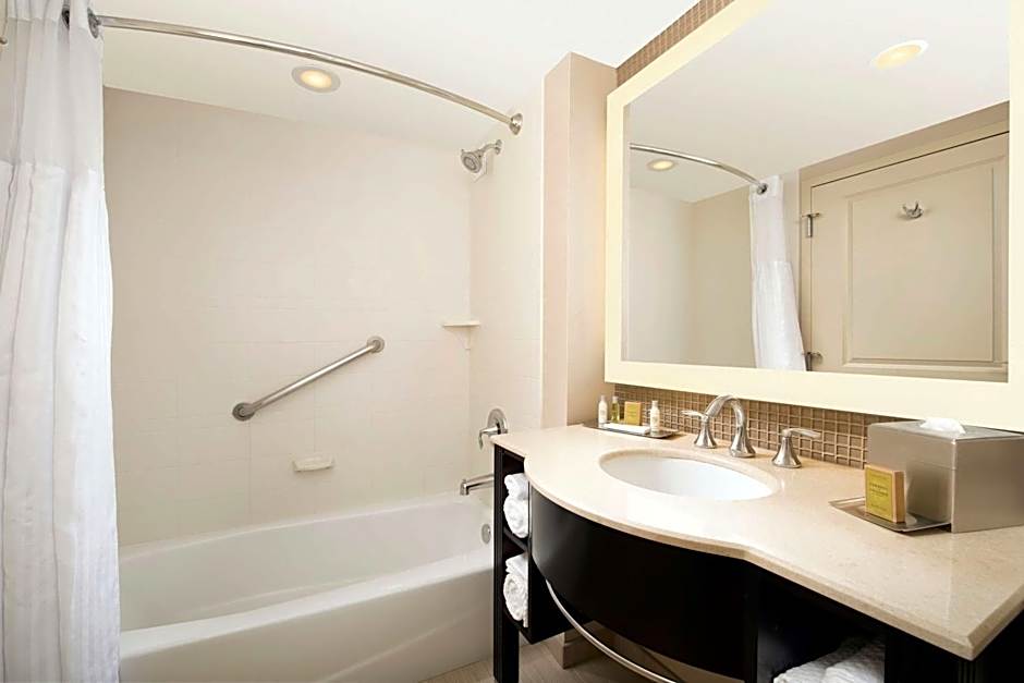 DoubleTree By Hilton Hotel Dulles Airport-Sterling