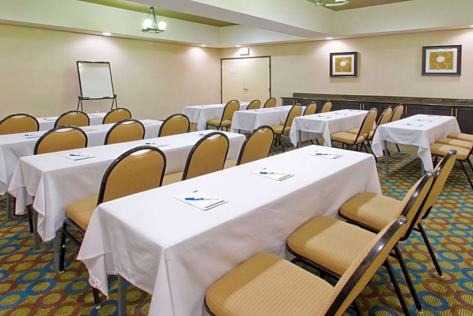 Holiday Inn Express Hotel & Suites Alvarado By IHG