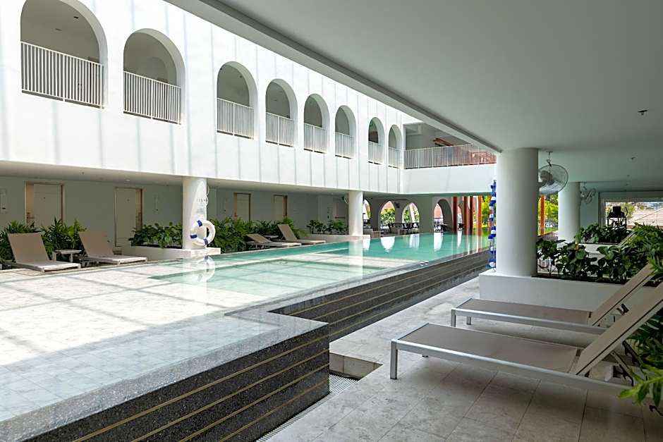 Away Bangkok Riverside Kene