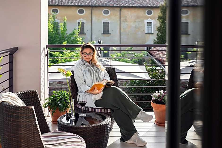 Uve Rooms & Wine Bar