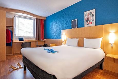 Room with double bed 160x200 cm featuring the n ew bedding