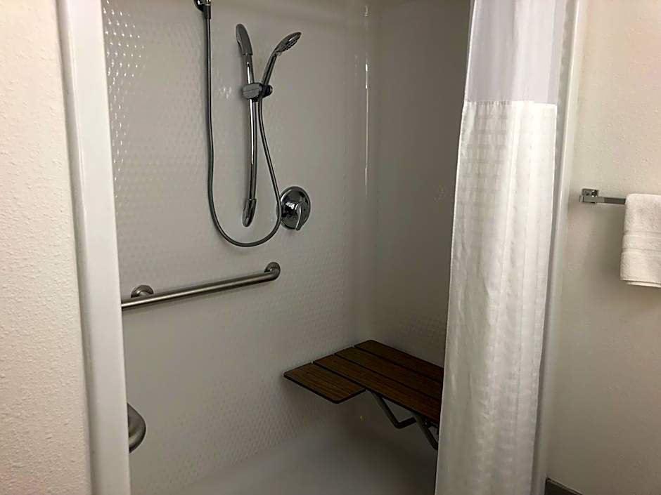 Howard Johnson by Wyndham Airport