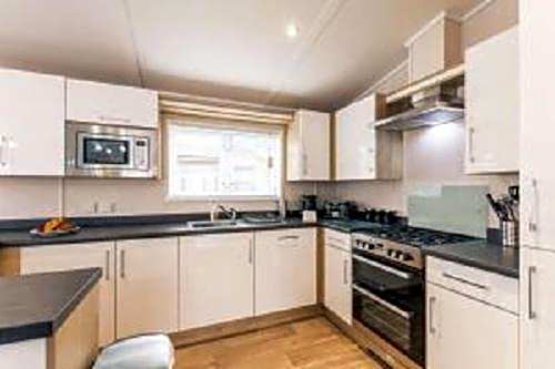 Primrose Lodge with Hot Tub