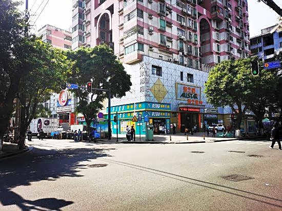 Guangzhou Longjin Hotel (Ximenkou Subway Station, Shangxiajiu Pedestrian Street)