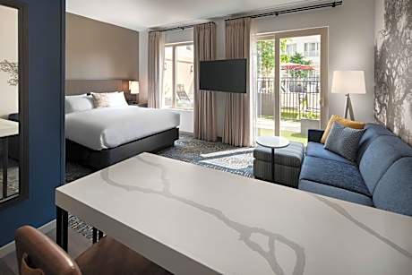 Studio King Room with Sofa Bed and Courtyard View - Hearing Accessible