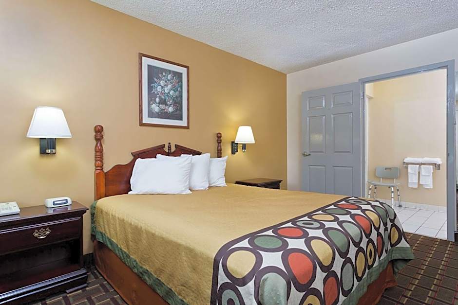 Photo 1 of 2 of 1 Queen Bed, Accessible, Smoking