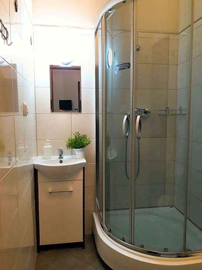 Pokoje Gościnne z łazienkami przy Wrocławiu, darmowy parking