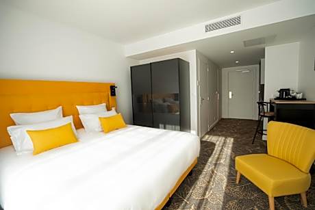 Classic Room with Balcony - Partial Basin View