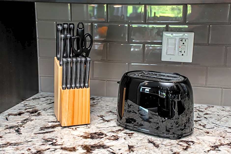 Amazing Luxe Home, AC, HUGE Yard, FirePit, Pet Friendly, Sleeps 10!