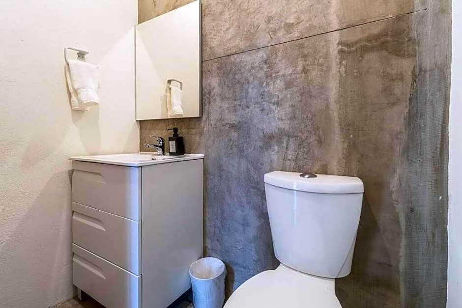L203 New studio apt 1Bdrm 1bath AC Rooftop