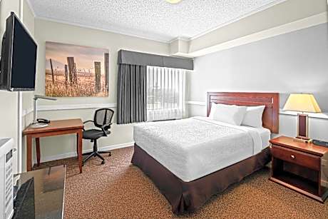 Queen Room with Roll-In Shower and Kitchenette - Mobility Accessible/Non-Smoking