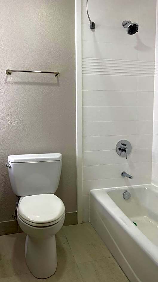 Days Inn & Suites by Wyndham Peachtree Corners/Norcross