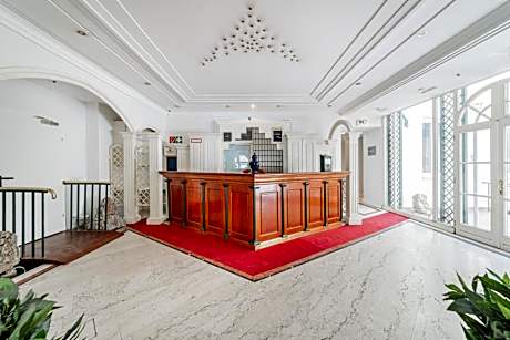 Self-Check-In Hotel Adlon