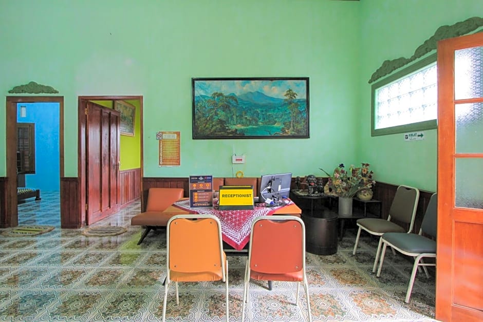 SPOT ON 2490 Griya Kencana Homestay