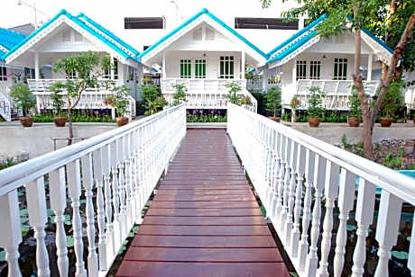 Bungalow with Garden View
