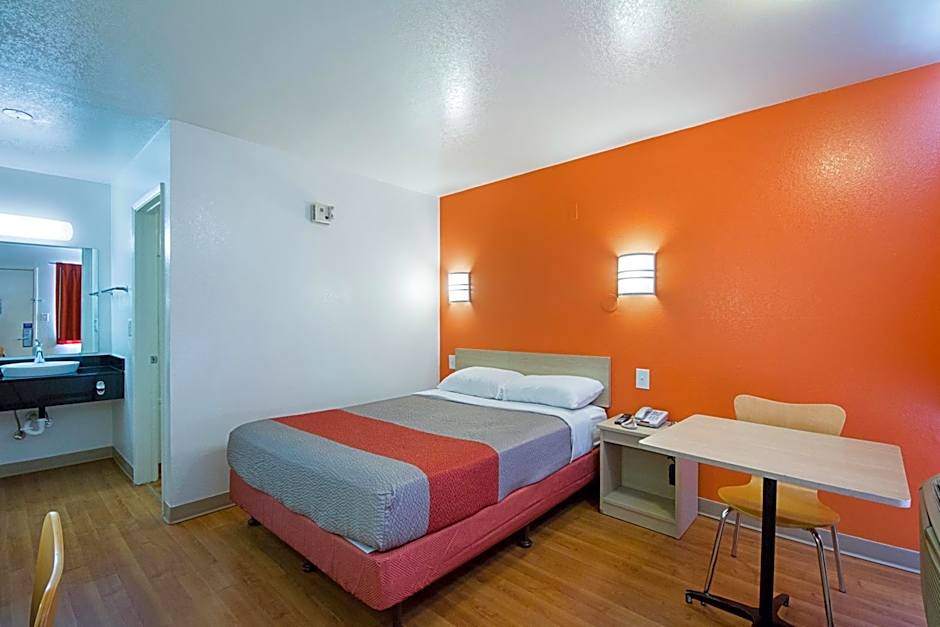 Photo 1 of 4 of Deluxe 1 Queen Bed, Nonsmoking