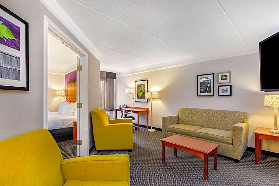 La Quinta Inn & Suites by Wyndham Raleigh Durham International Airport