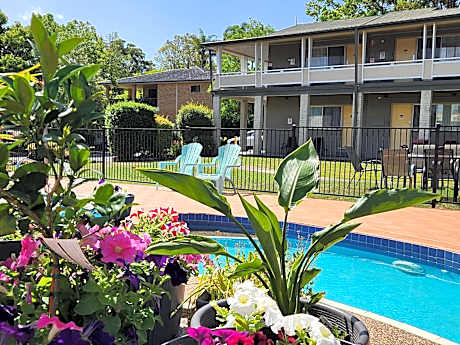 Bucketts Way Motel and Restaurant