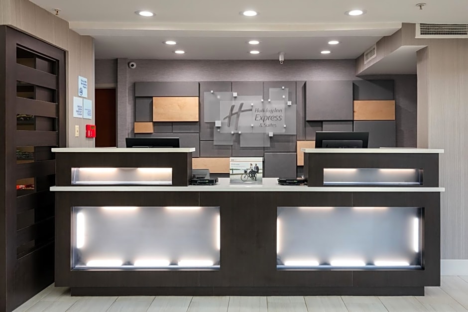 Holiday Inn Express & Suites Milton East I-10, an IHG Hotel
