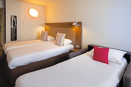 Room Next Generation - 3 Single Beds