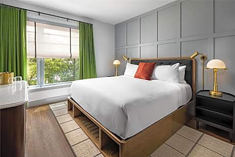 1 King Bed Deluxe Hearing Accessible