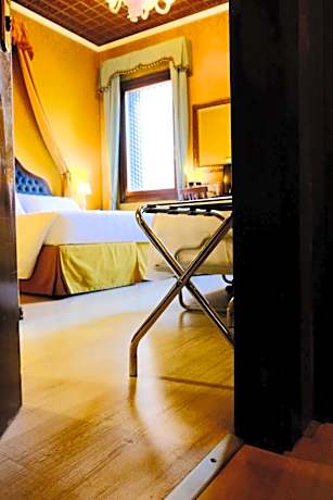 Queen  Room  Bright with view