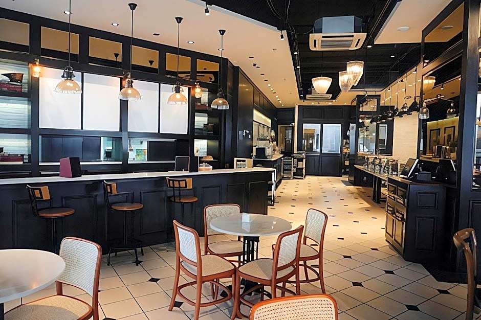 M ROOF HOTEL & RESIDENCES