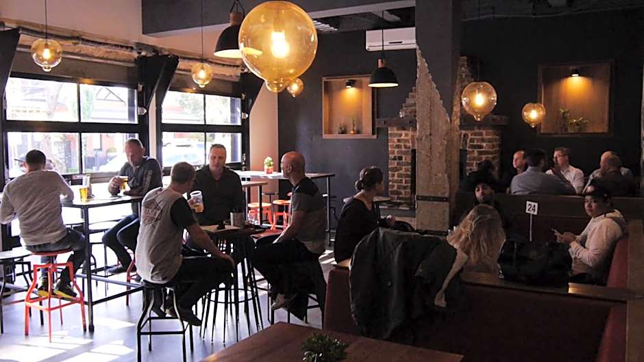 Pint On Punt Backpackers