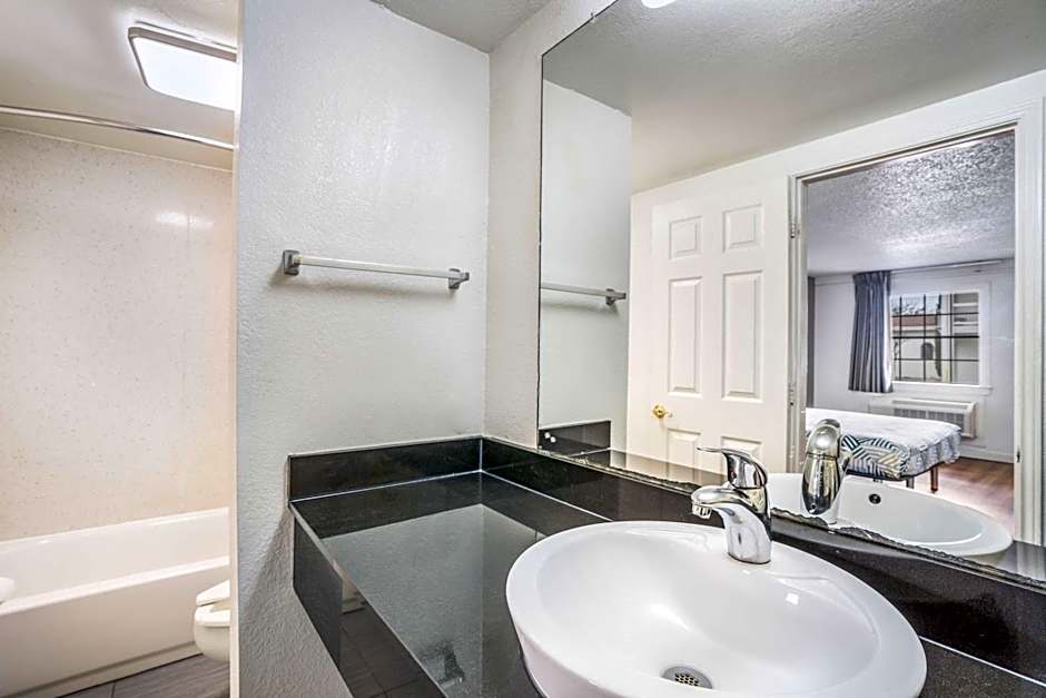 Motel 6 Dallas Market Center