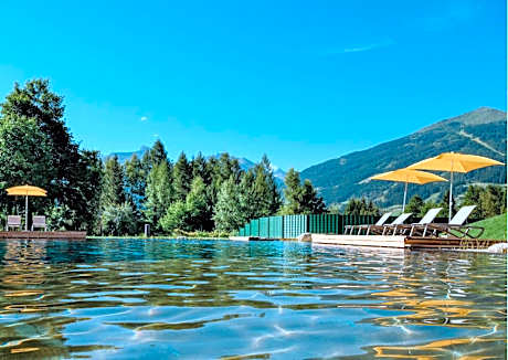 Hotel Norica - Thermenhotels Gastein mit dem Bademantel direkt in die Therme