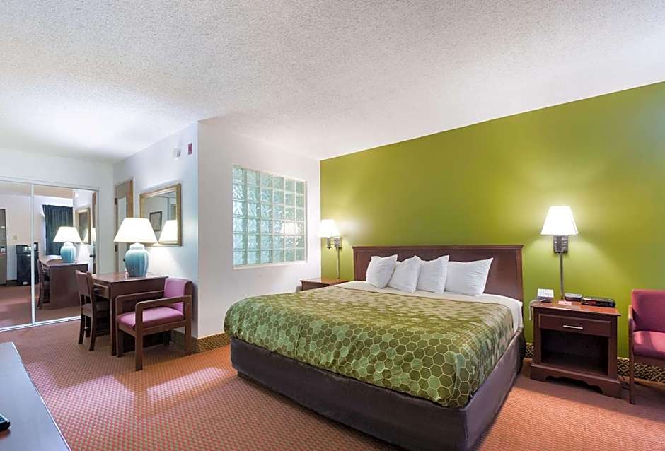 Econo Lodge Inn & Suites East