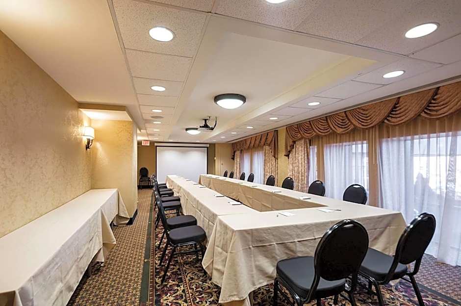 Clarion Collection Arlington Court Suites Hotel