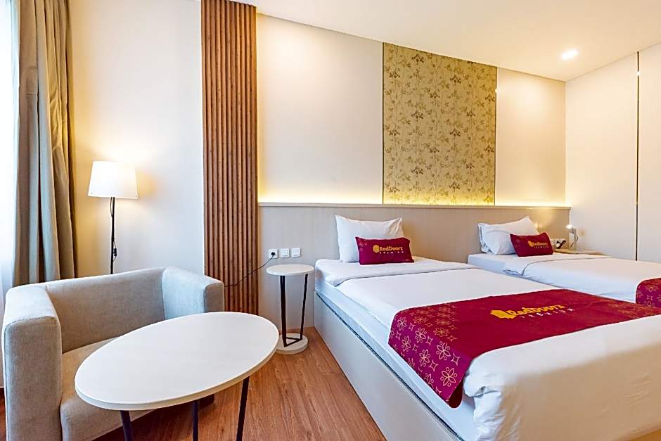 RedDoorz Premium near Paris Van Java Mall