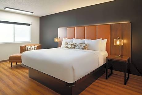 Deluxe King Room - Non-Smoking