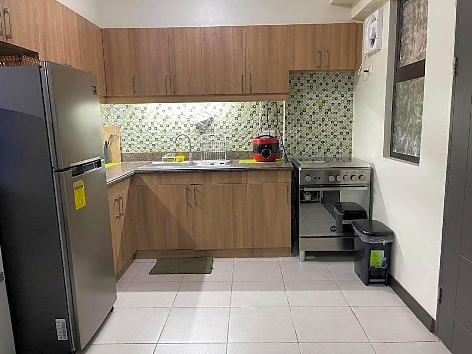 MaRoy Suites at Asteria Residences (Near NAIA with free Parking+Fiber Internet)