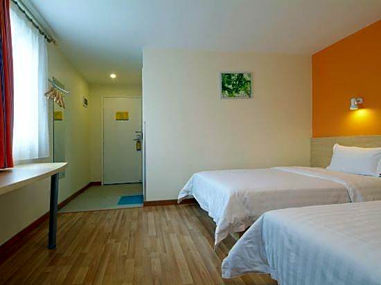 7 Days Inn Zhongshan Ancient Town Light Railway Station Lighting Market