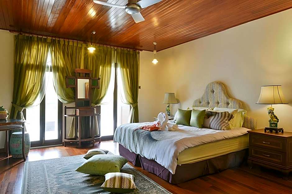 Heeren Straits Hotel